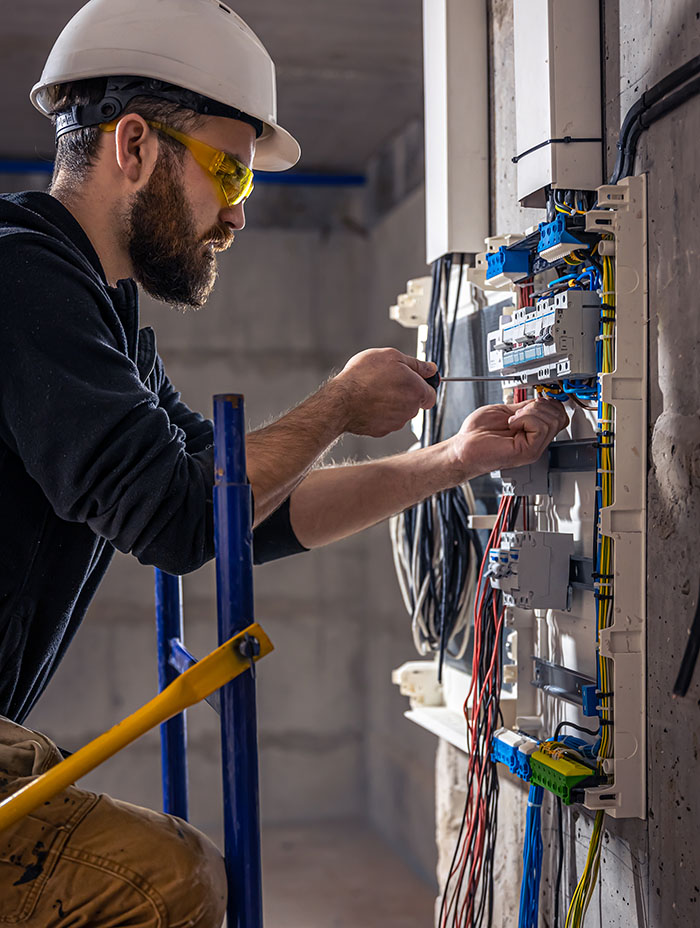 homegalp_travaux_electricite_grenoble_lumiere_700px_2 Électricien en train de travailler pour des travaux d’électricité générale à Grenoble.